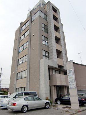 岡崎駅すぐ！電車から見える建物です！広々と使っていただける物件です！