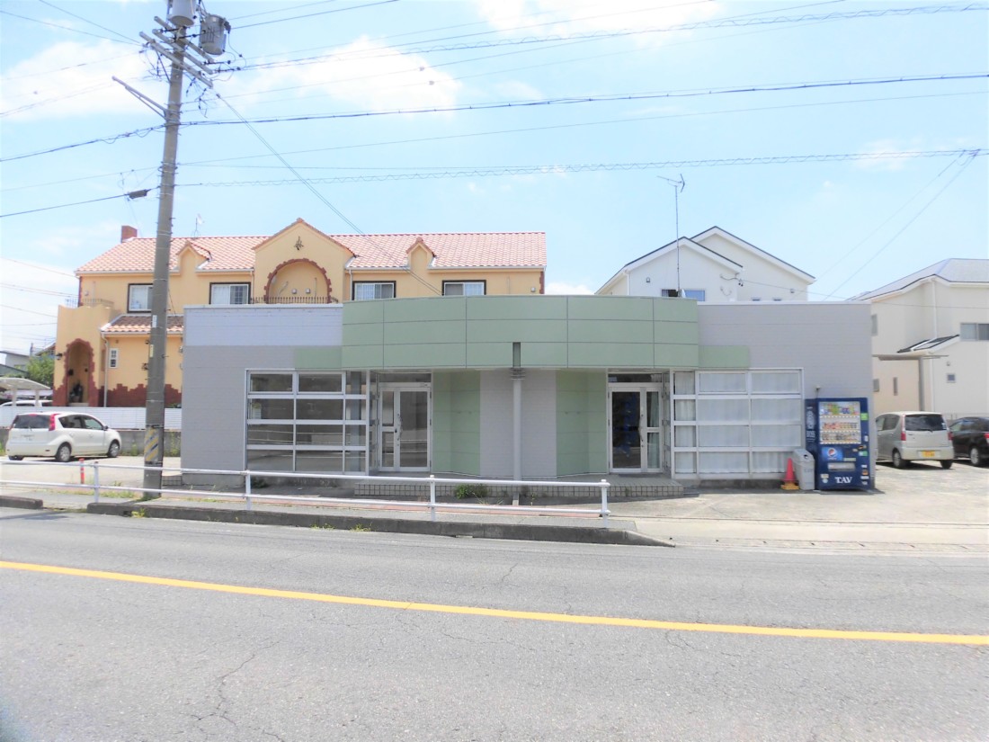 ロードサイド！交通量の多い通り沿いで視認性良好です！店舗横駐車場込み！事務所・営業所などにおすすめです！