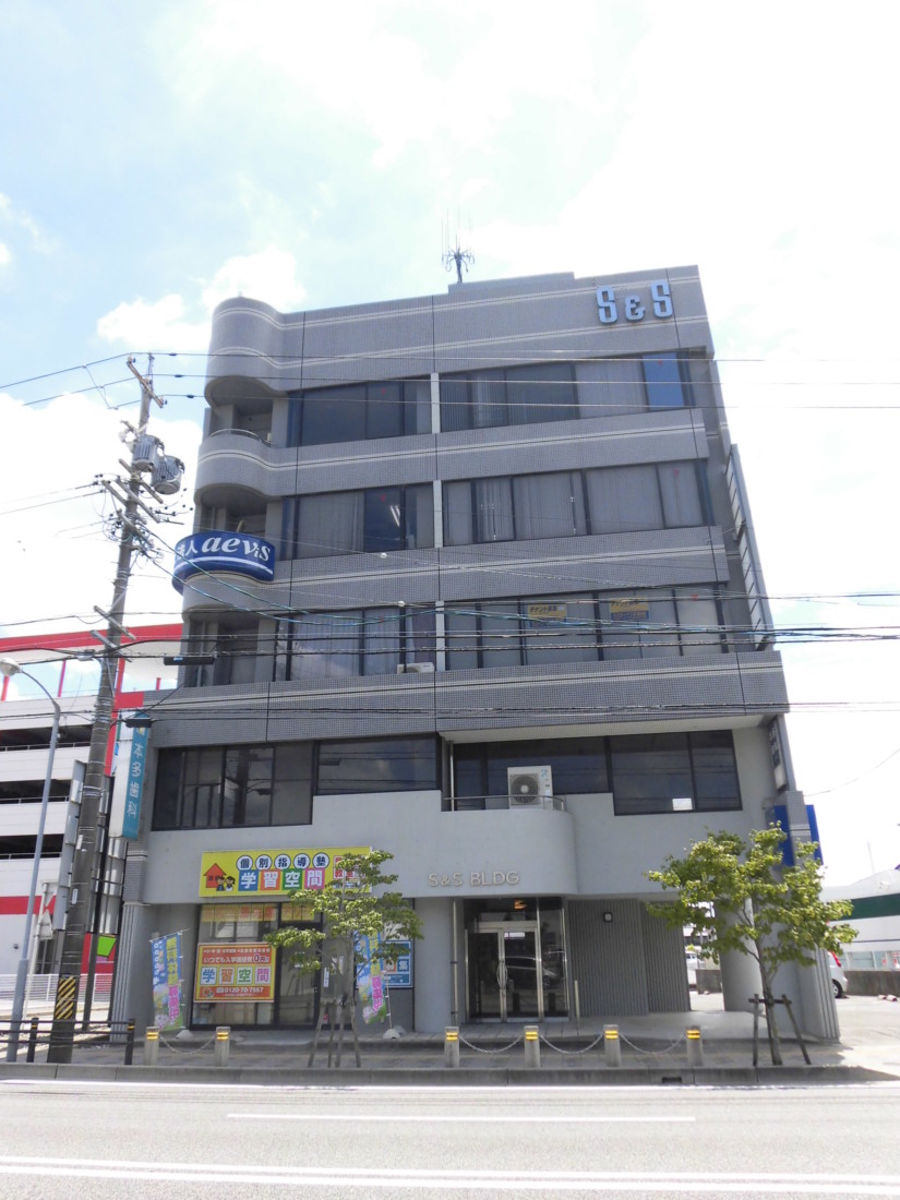 岡崎インター近くで移動も便利です！敷地内・外共用駐車場あり！事務所などにおすすめです！