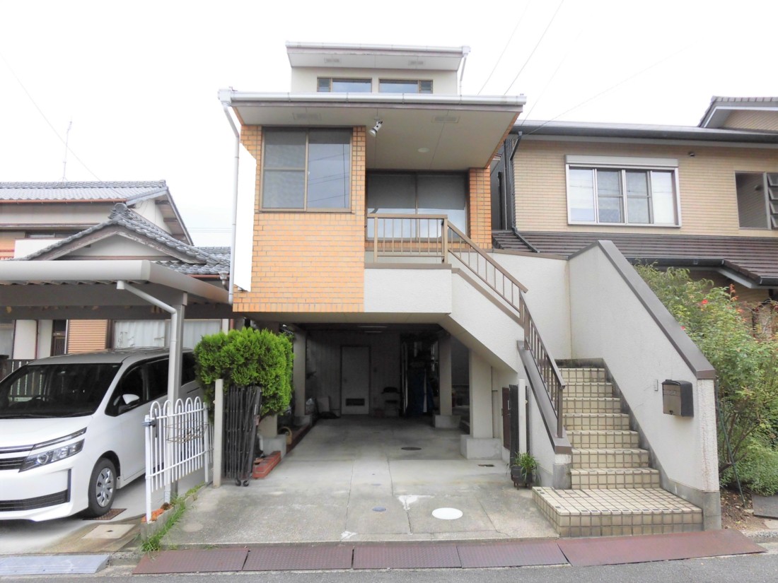 閑静な住宅街にあり、近隣に大きな通りがあるので通勤や移動がしやすいです！屋根裏に収納スペースあります！事務所にオススメです！