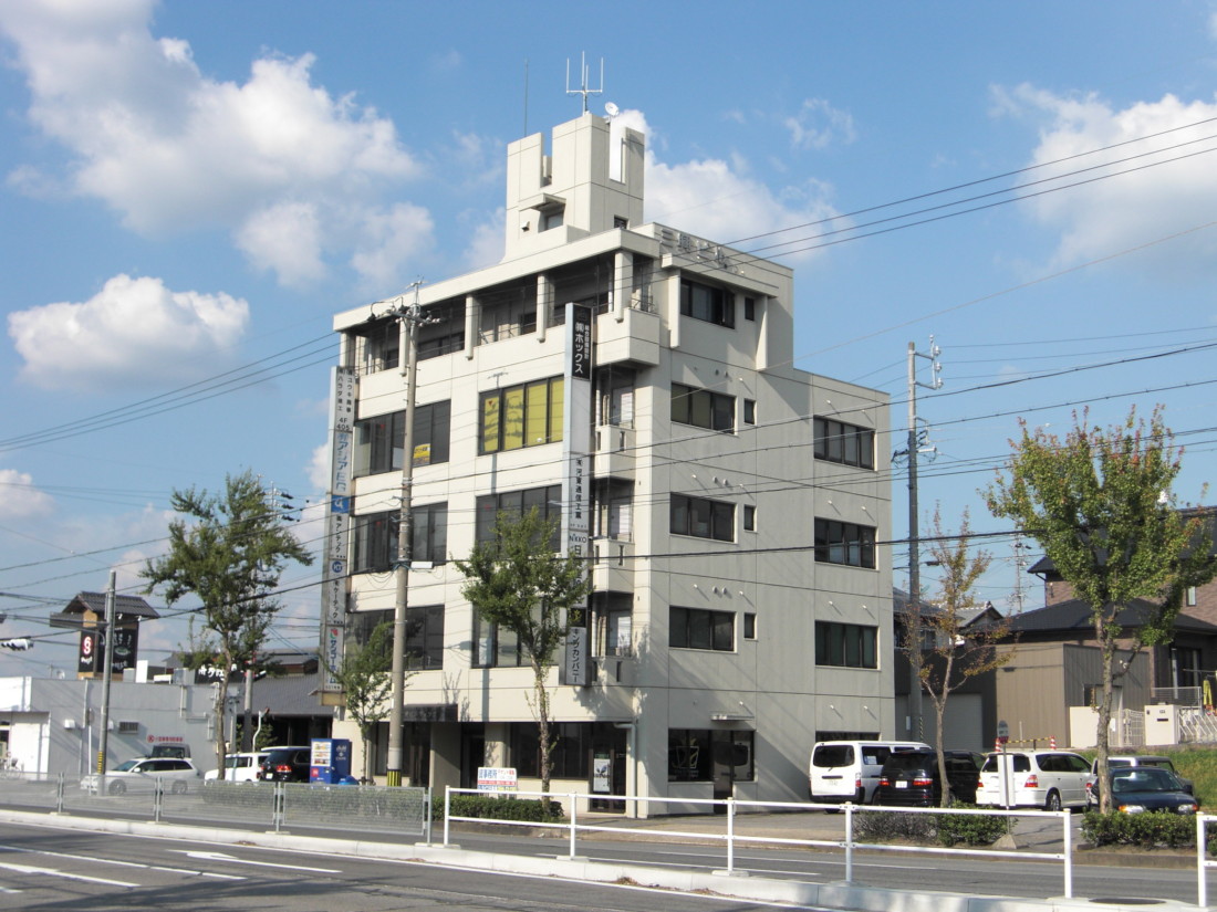 ２６号線沿い物件でアクセス便利！無料の共用駐車場多数あり(*^▽^*)事務所・営業所などにおすすめ！