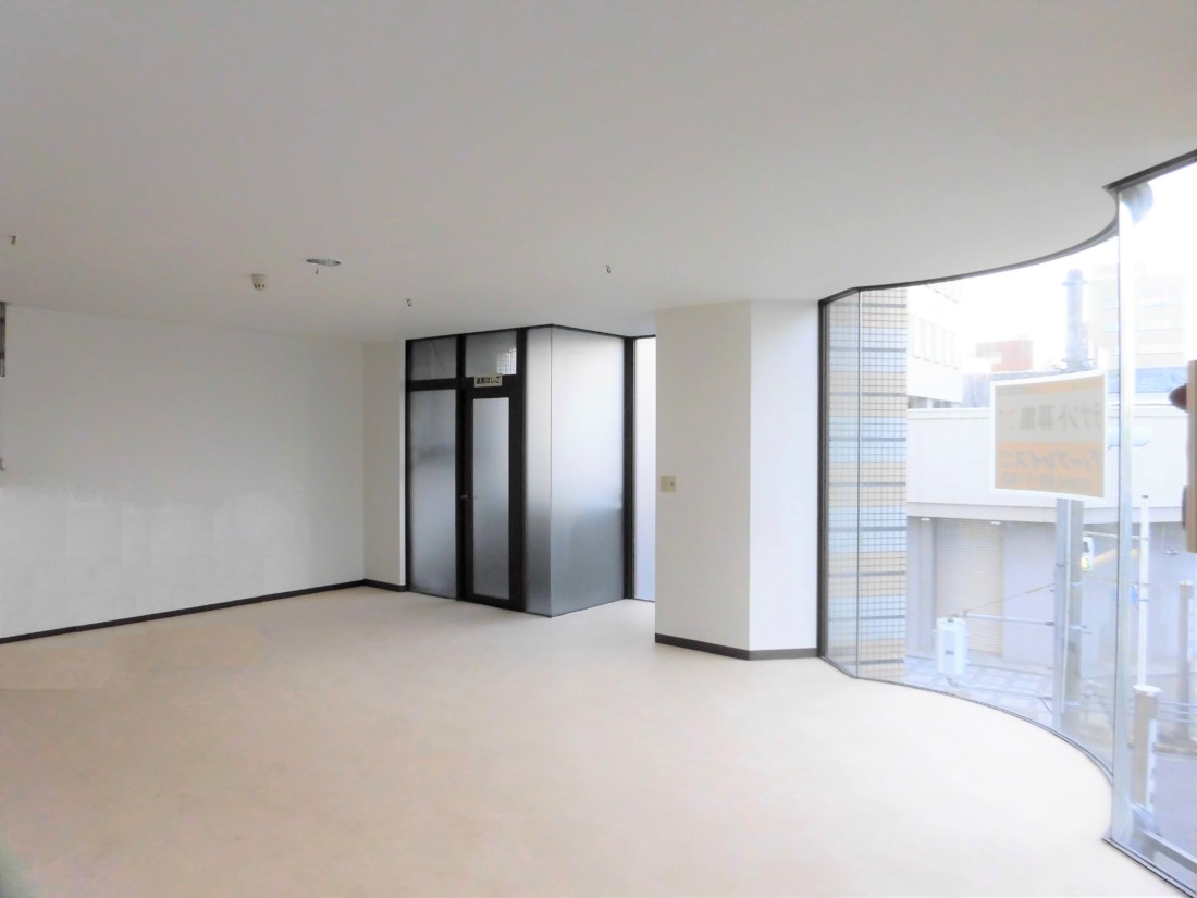 交通量 人通りの多い角地物件です 前面ガラス張りで目立ちます 業種 使用用途はご相談下さい 愛知県岡崎市のディプラス