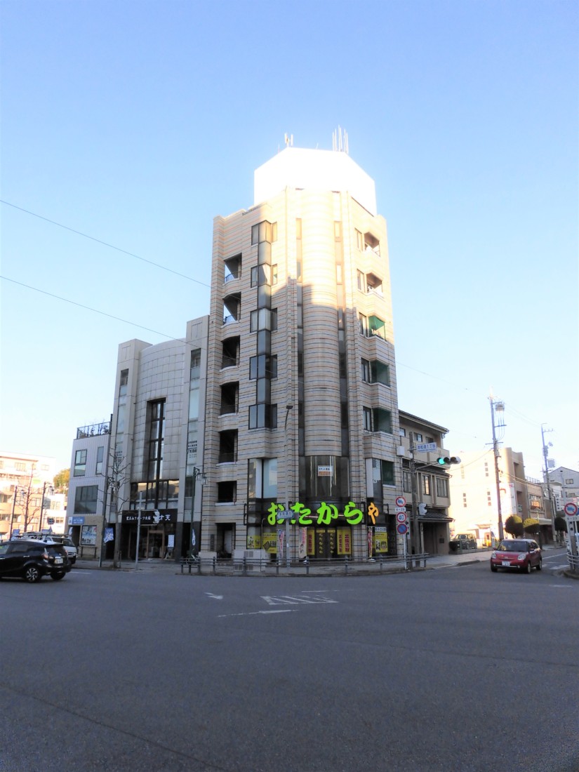 交通量 人通りの多い角地物件です 前面ガラス張りで目立ちます 業種 使用用途はご相談下さい 愛知県岡崎市のディプラス