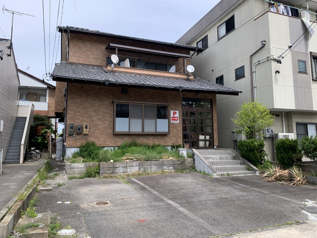 緑丘通り沿い！南向きで明るいテナントです☆駐車場7台分付き！