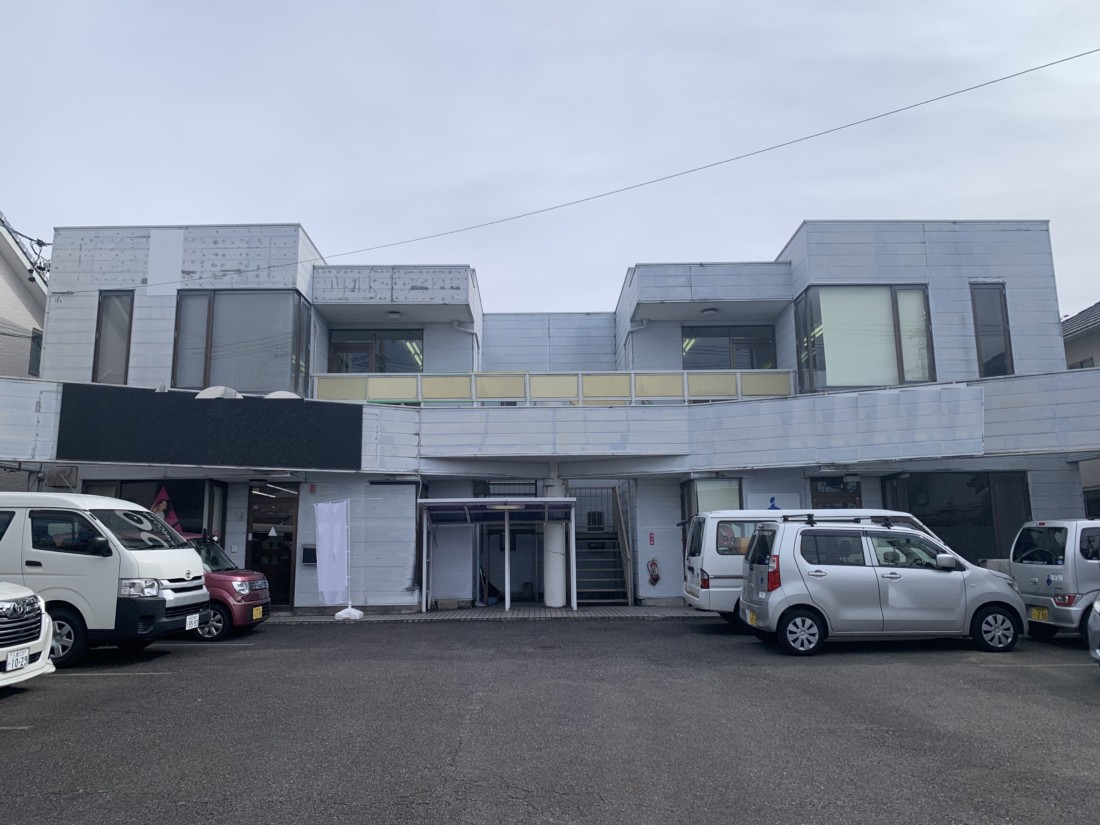 ＪＲ岡崎駅徒歩１０分☆好立地で窓も多く明るいです！敷地内駐車場２台込み！お問合わせはお早めに( *´艸｀)