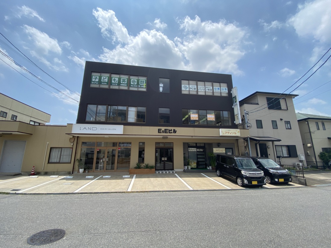 国道248号・県道48号近くで車でのアクセス良！P２台付きで事務所などにオススメです☆前面ガラス張りで光の入る明るい空間で作業が出来ます♪