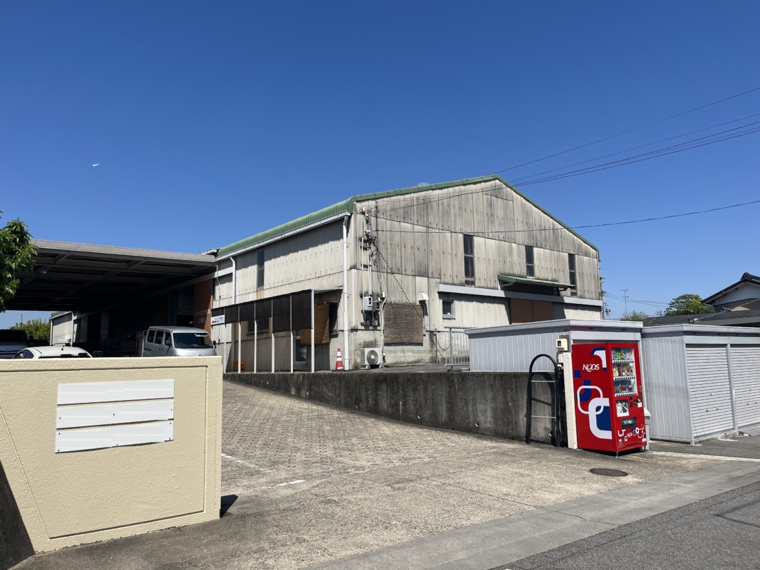 約184坪の大型倉庫！！事務所・駐車スペース８台分契約可・業種はご相談ください☆
