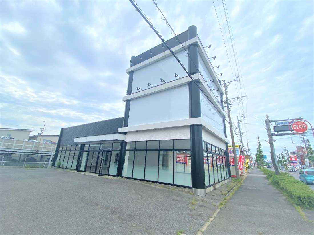 ！！駐車場10台無料！！大型の貸店舗・事務所です＼(^o^)／