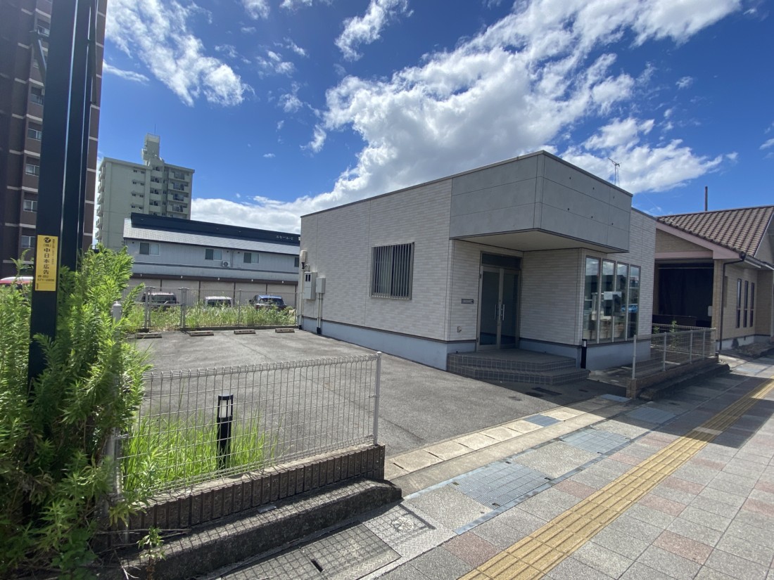 国道一号線沿いの築浅物件です！駐車場有のオフィス店舗にぜひ！