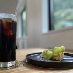 日常からほっと一息できる、川沿いのオシャレなカフェがオープン