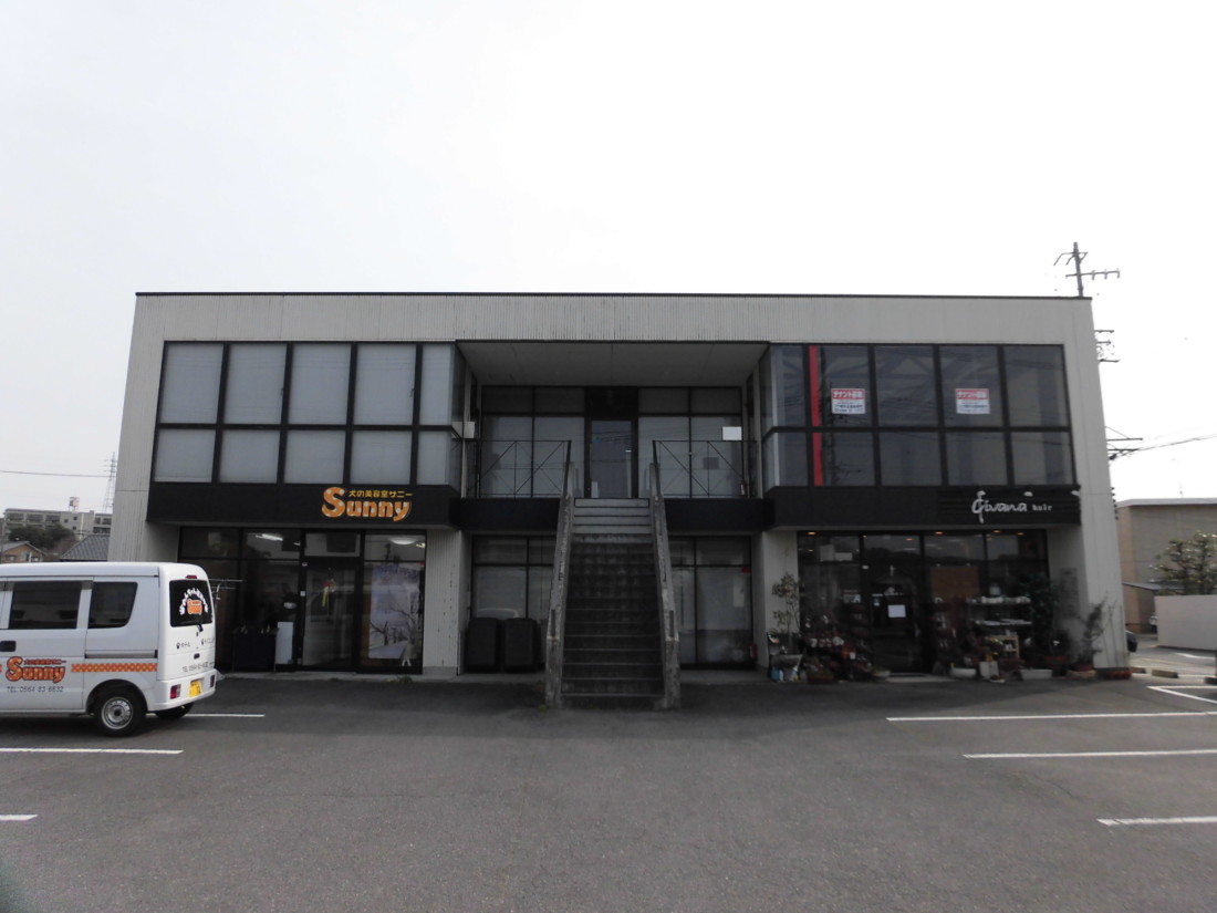 ロードサイド☆共用駐車場４台程度込み！エステサロン跡です！！パーテーション・カウンター等、造作一部残っています☆