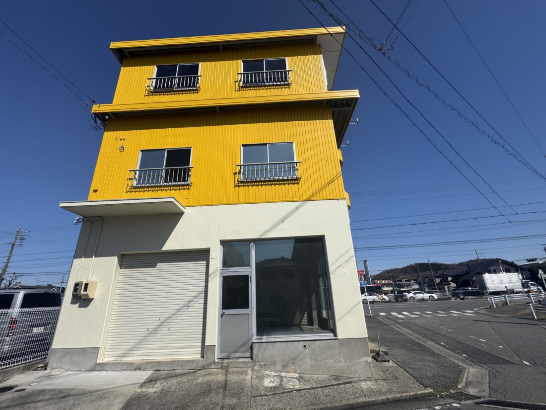 ２６号線沿い♪畳屋さん跡地・３階建ての目に付く建物です！敷地内駐車場無料☆