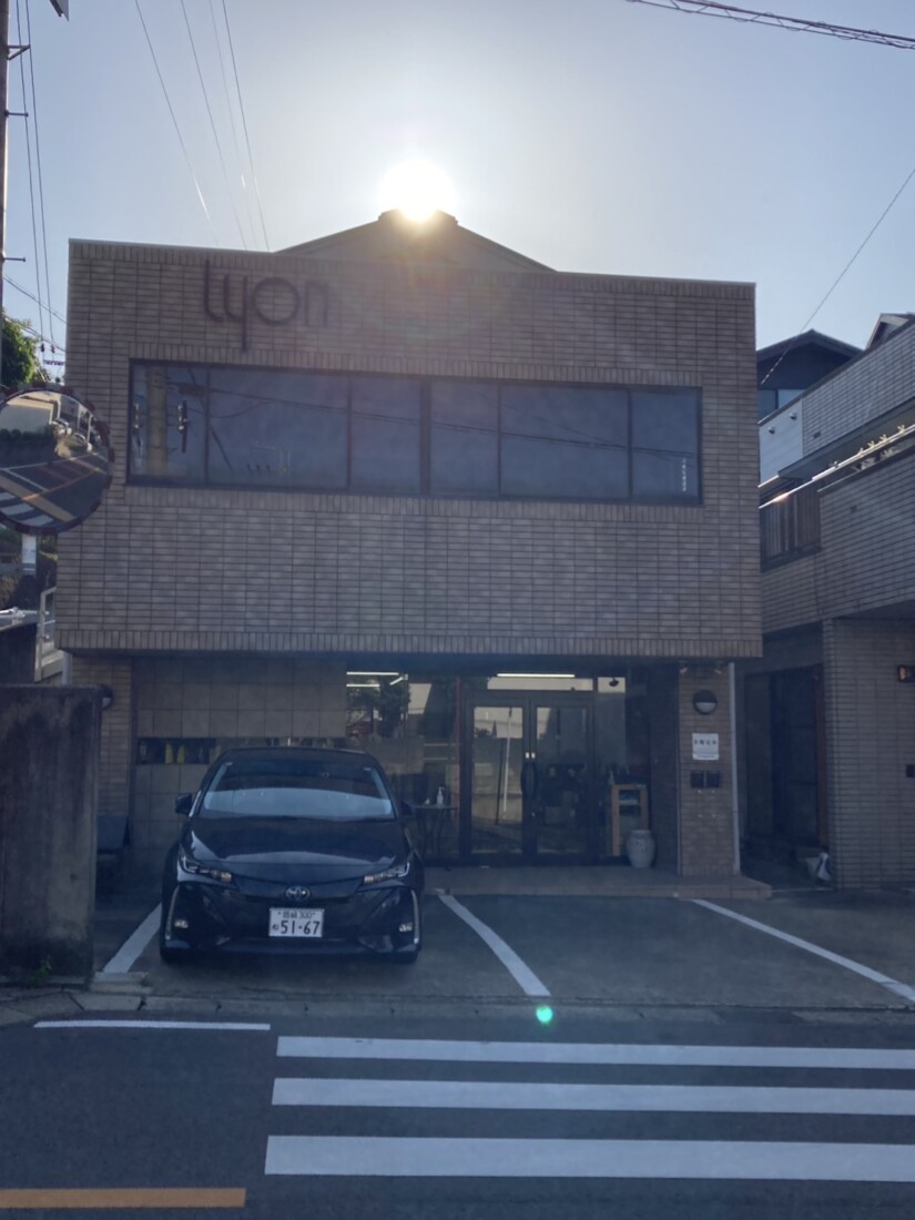 梅園小学校北・鞄屋さん跡です！２階部分はガレージ、駐車場前面３台込みです！！