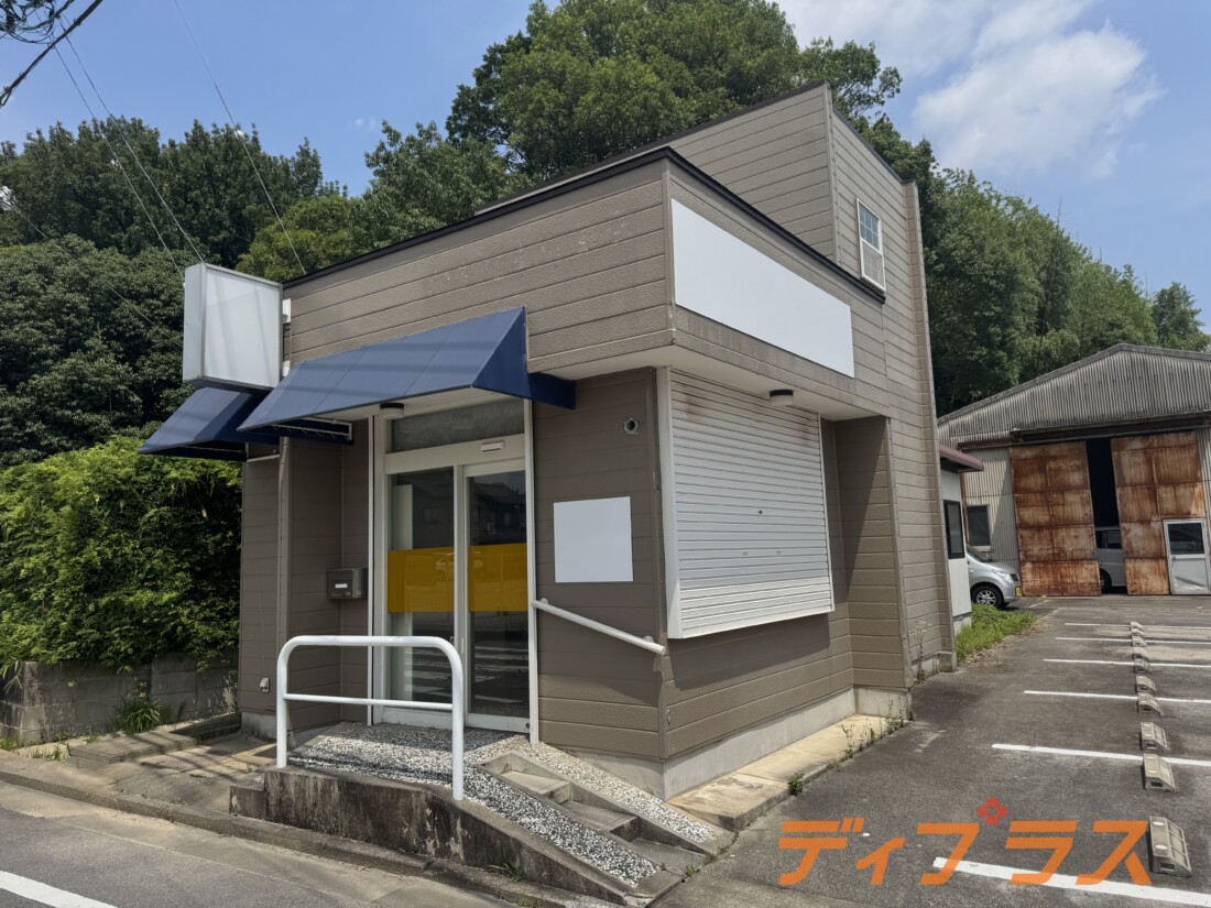 別途駐車場付き！小型の貸店舗事務所です！