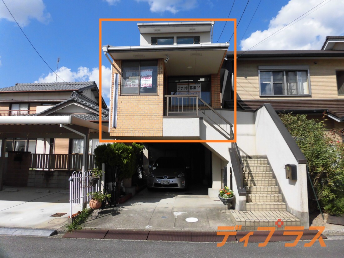 閑静な住宅街にあり、近隣に大きな通りがあるので通勤や移動がしやすいです！屋根裏に収納スペースあります！事務所にオススメです！