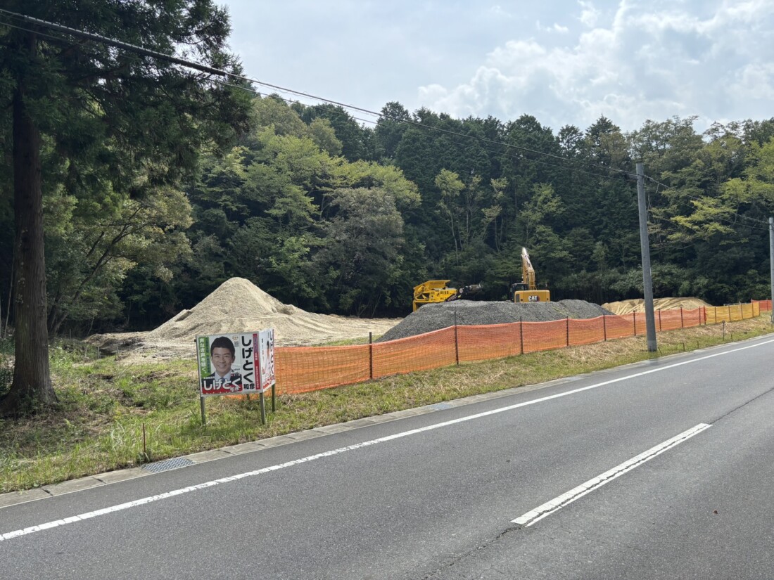 約830坪の広大な敷地!資材置場・駐車場用地などに!!