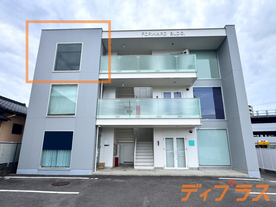 バス通り沿いのオシャレなビルの３階物件！ロードサイド！独立開業向け物件です！駐車場２台あり！