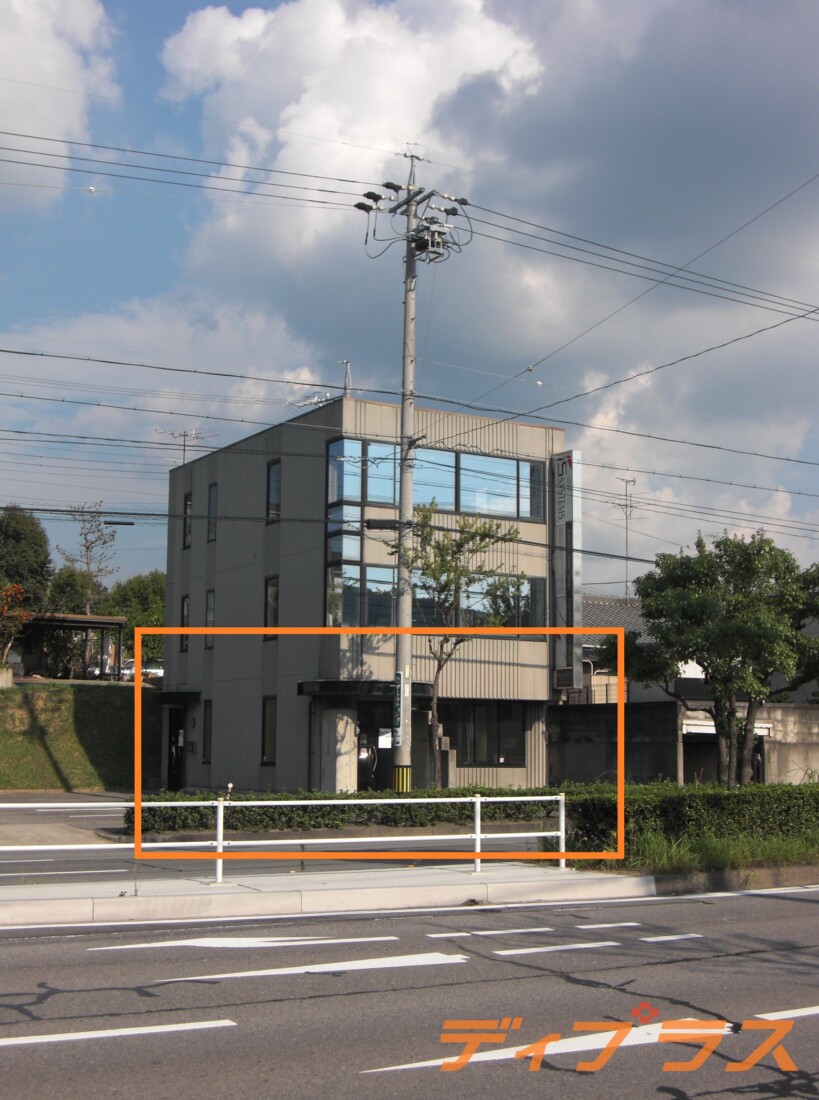 26号線ロードサイド1階！岡崎インターや国道1号線へのアクセスも便利！敷地内・外に無料共用駐車場あります！！